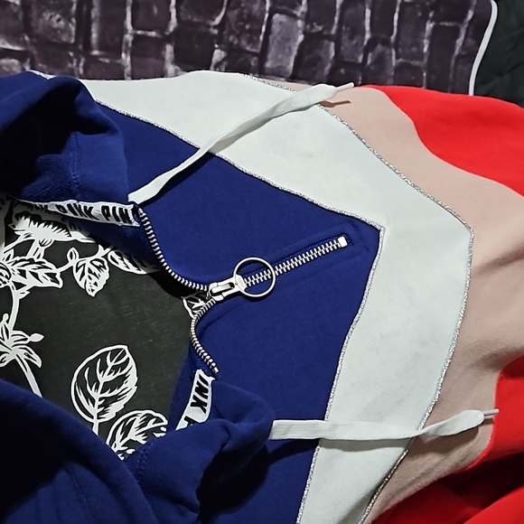 PINK Victoria's Secret Hoodie Pullover size Lg Red/White/Blue & Pink NWT - Picture 2 of 8